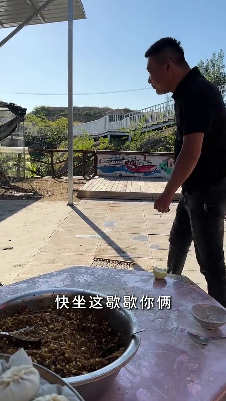 带大家尝尝97岁姥娘做的豆芽包子有多香
