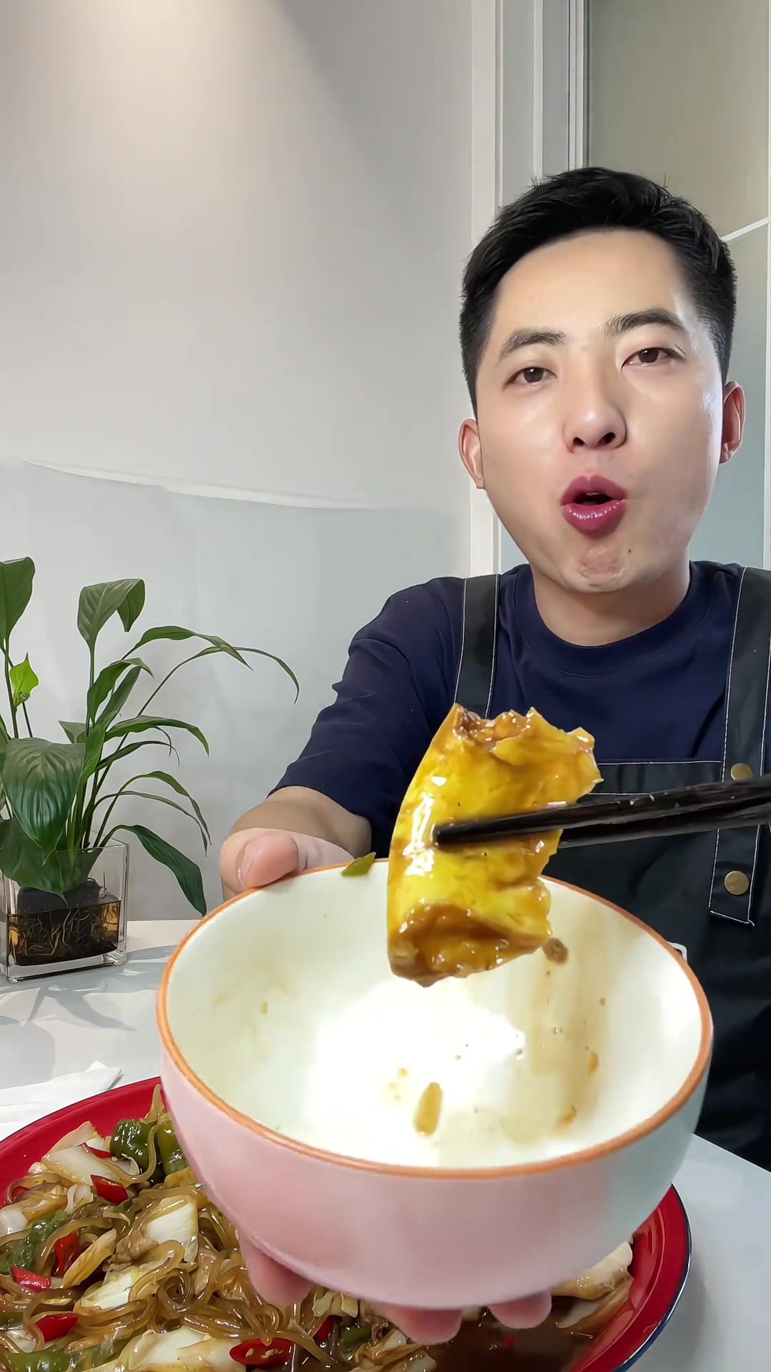 睡了吗?没睡就起来吃一盘,我们甘肃的白菜粉条吧!里边泡上两个花卷,一吃一个不吱声!