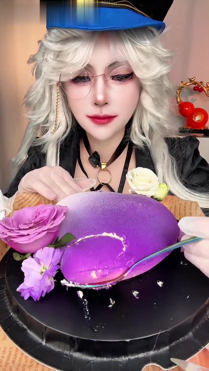 魔警艾琳吃慕斯蛋糕