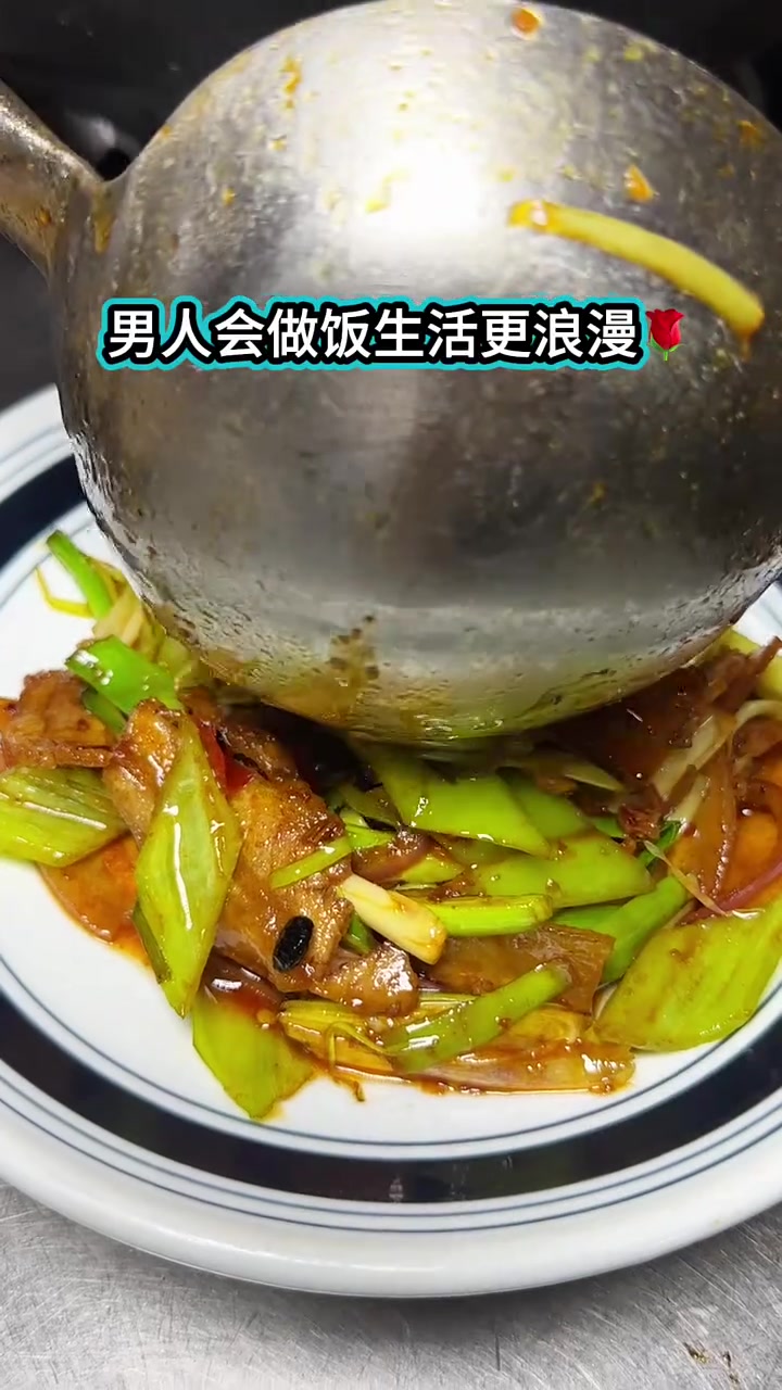 尖椒蒜苗洋葱回锅肉