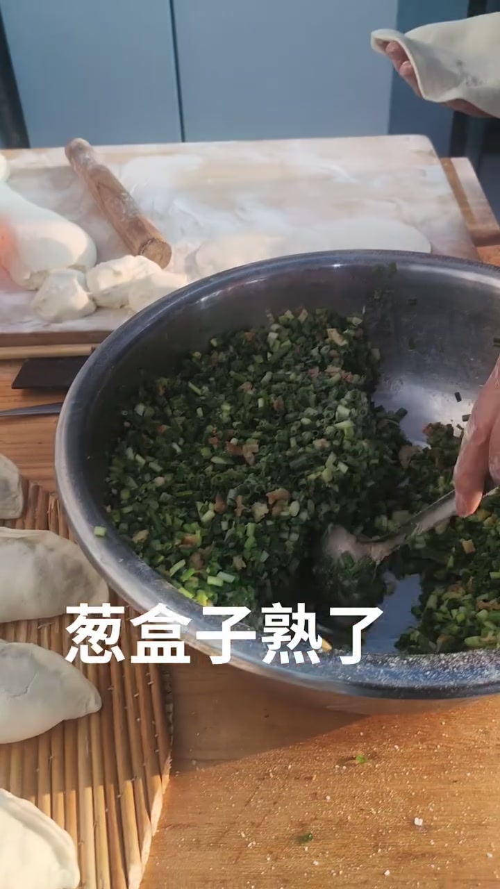 老太太总用老盒子包饺子,这日子咋整?