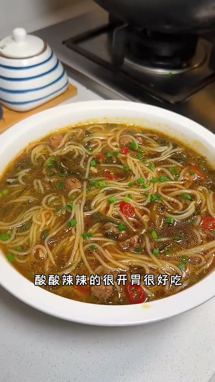 天热吃饭没胃口,像这样的酸菜汤米粉可以安排上,酸辣开胃,入味又好吃
