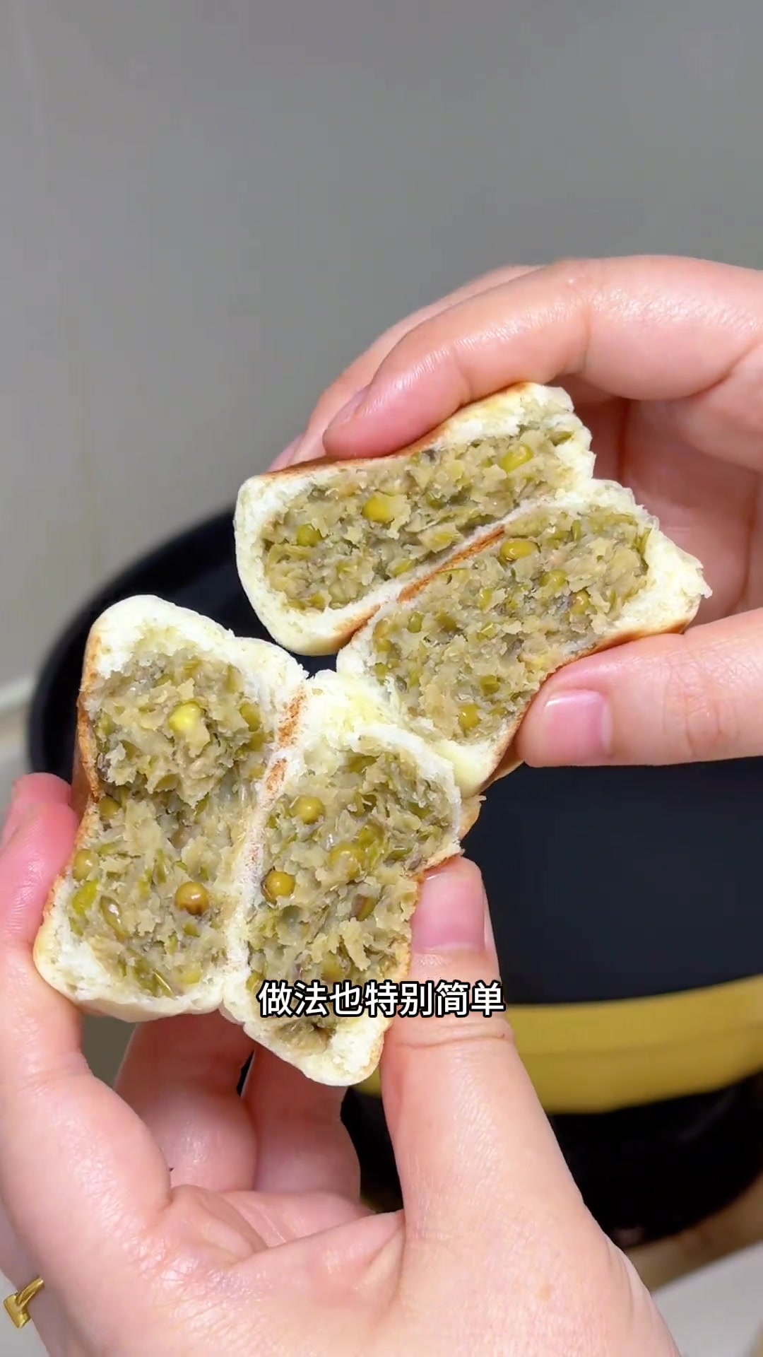 用一个平底锅就能做软皮绿豆饼皮薄馅大，特别好吃