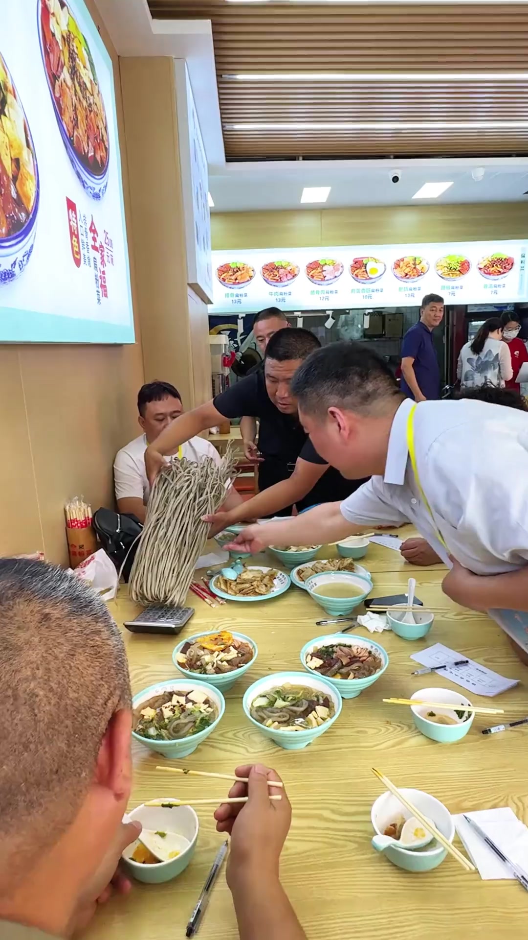 今日六位中国烹饪大师和评委评选李记卤味扁粉菜