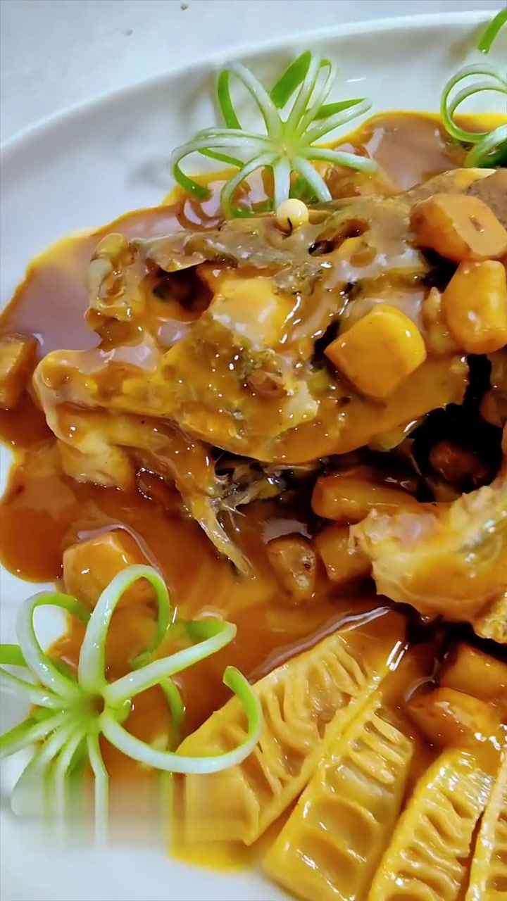 这条鱼的摆盘真的太精致了