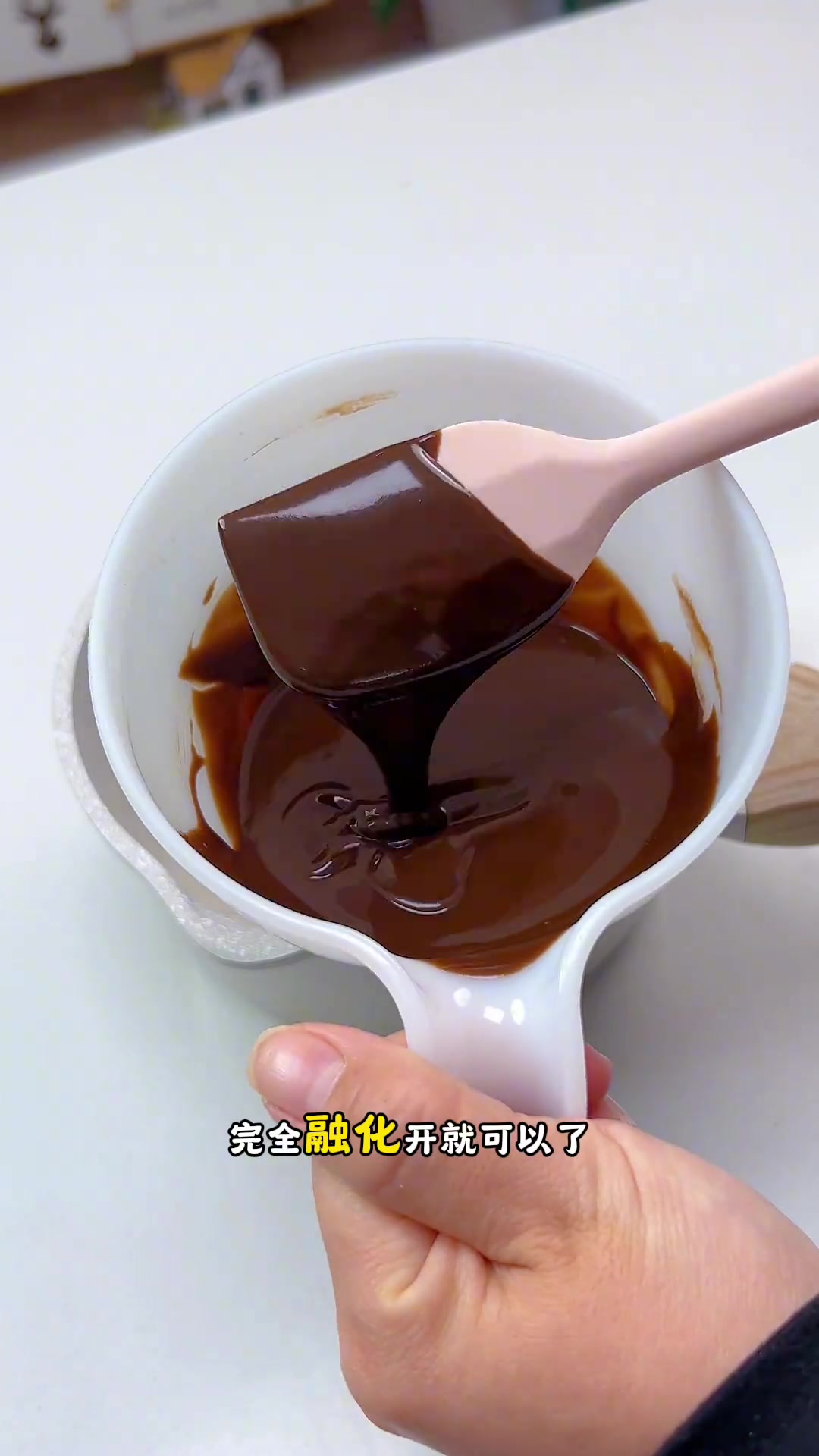 最最最简单的蛋糕了，巧克力慕斯蛋糕，不用烤箱不用打发