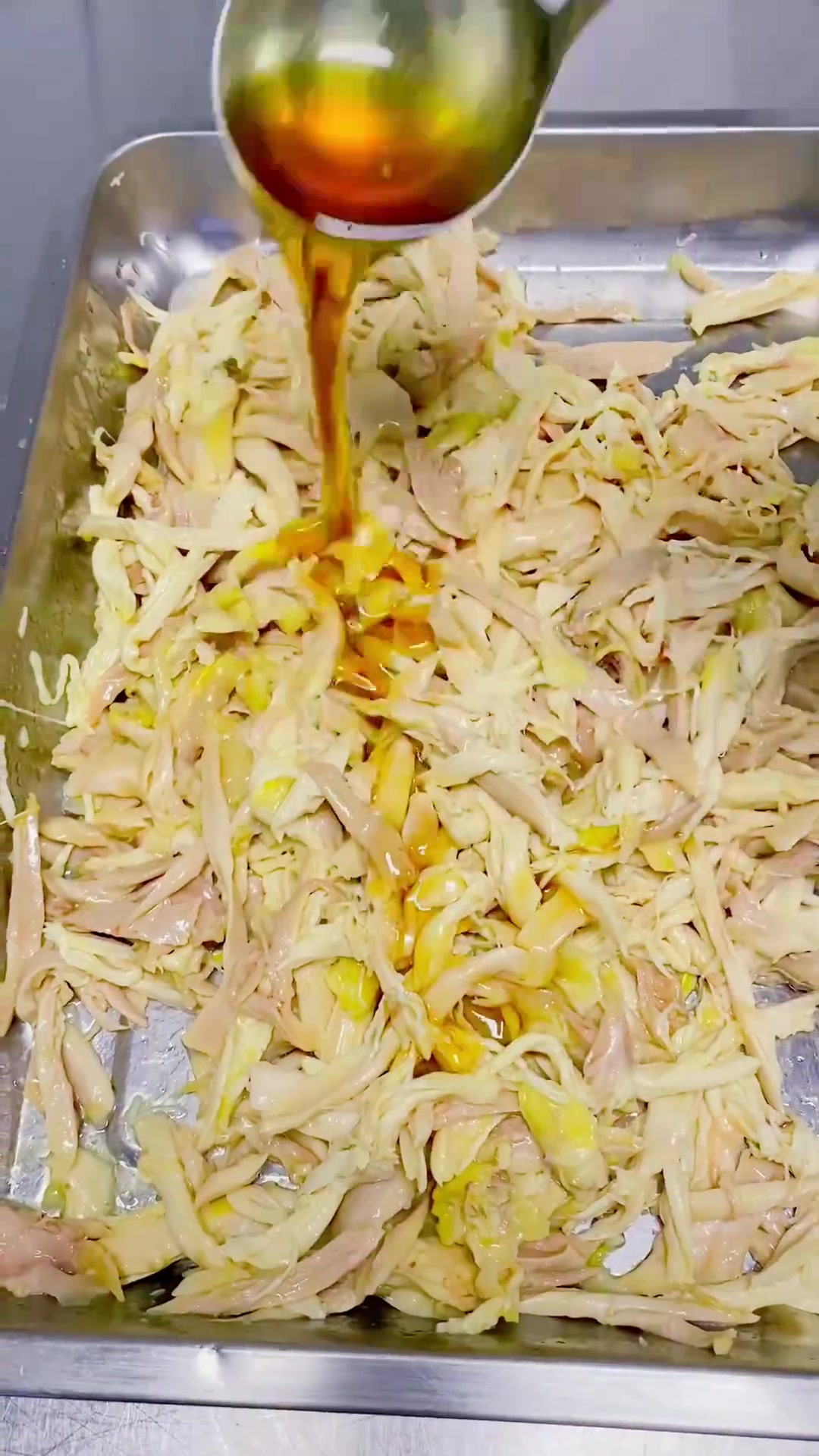 三黄鸡这样做，鲜嫩多汁超好吃，聚会必备！