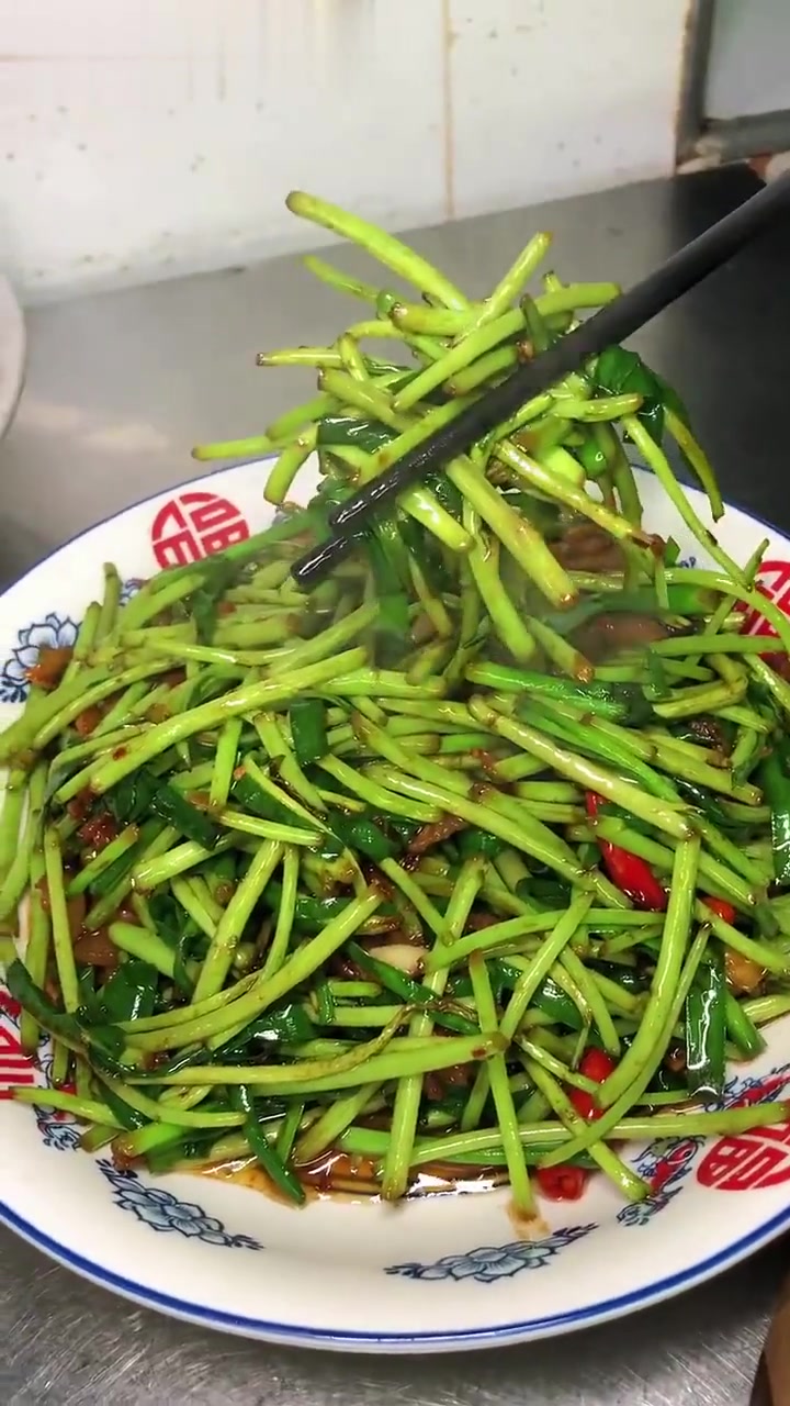 江西人的饭桌上少了你都不会少藜蒿炒腊肉