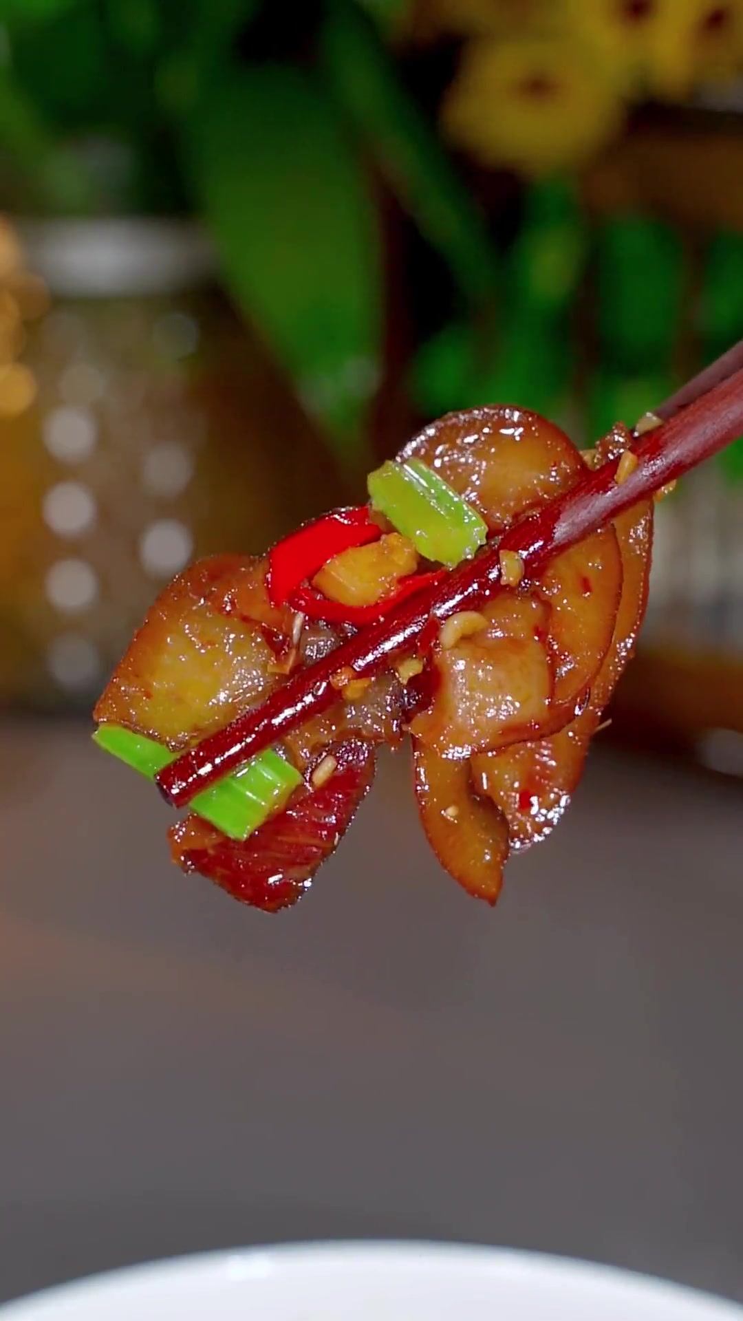 小炒腊猪脸肉很多人都喜欢,真的是香辣又入味做法还特别简单