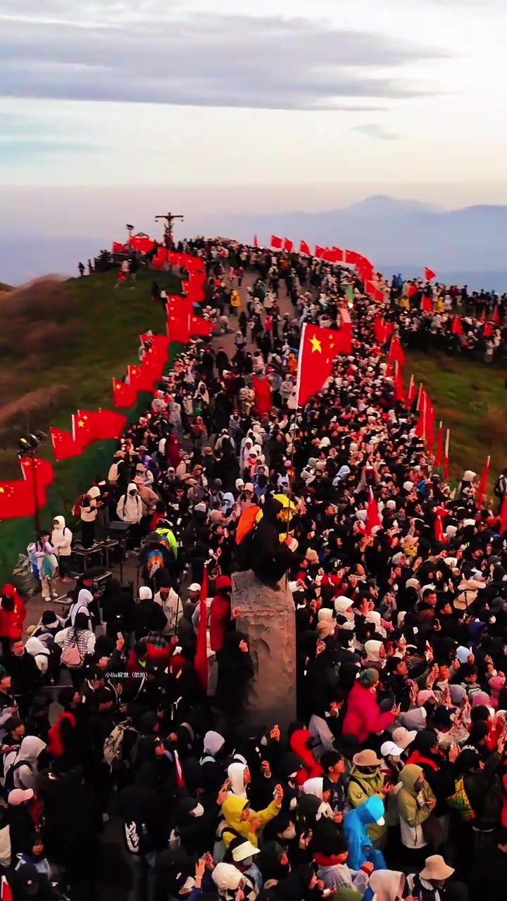 国庆假期,武功山旅游高峰,六大门派围攻光明顶,人山人海!