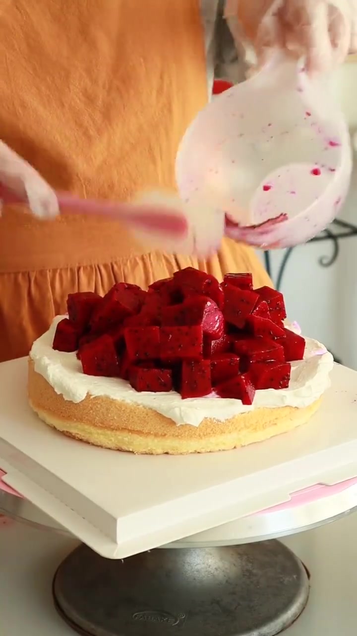 今天给同城粉丝做了八寸的鲜花生日蛋糕！