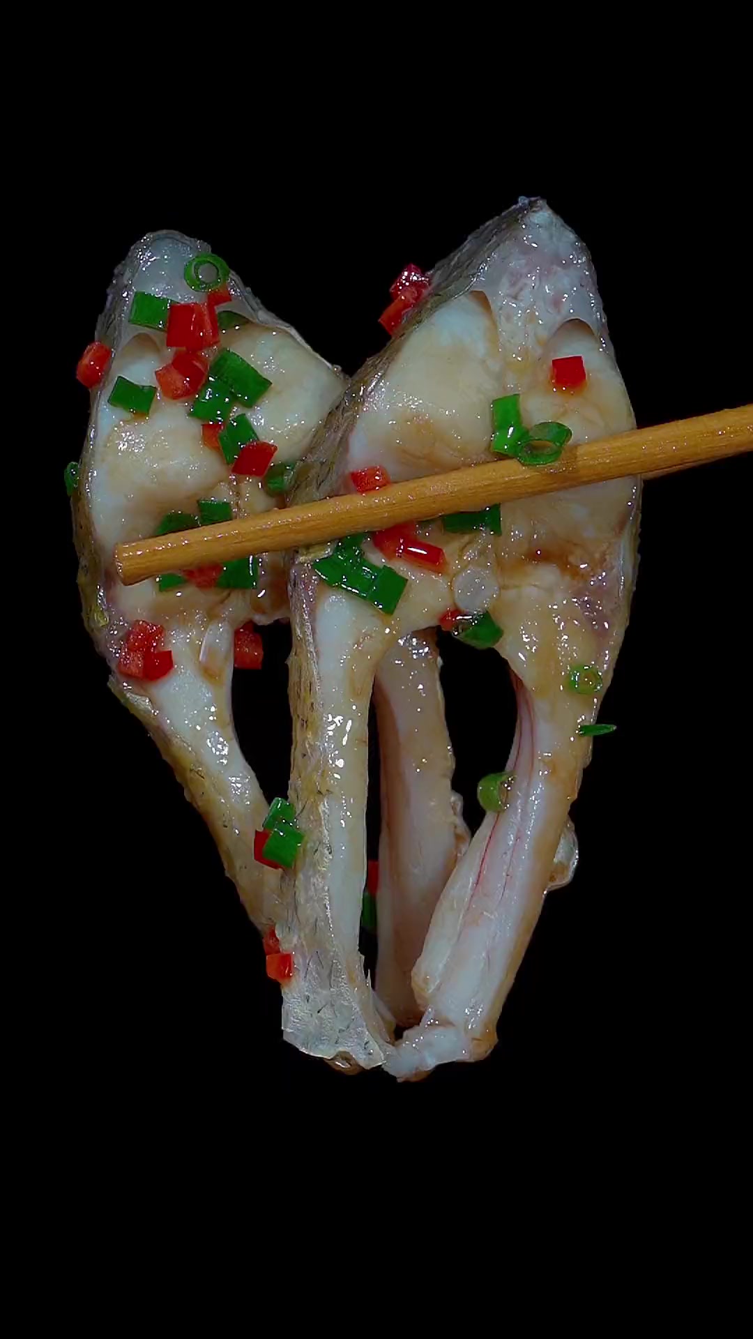 白灼鳊鱼做法,做法简单入味好吃!