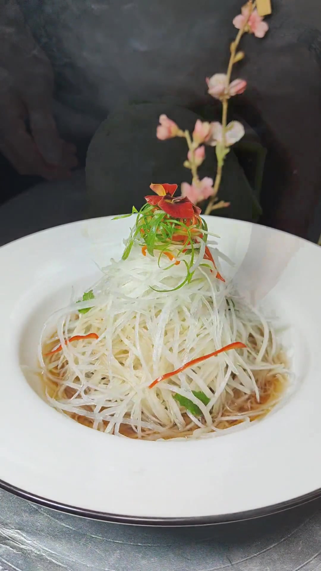 给您分享一道下酒神菜爽口苤蓝丝制作方法,酸甜适口,口感爽脆,做法简单