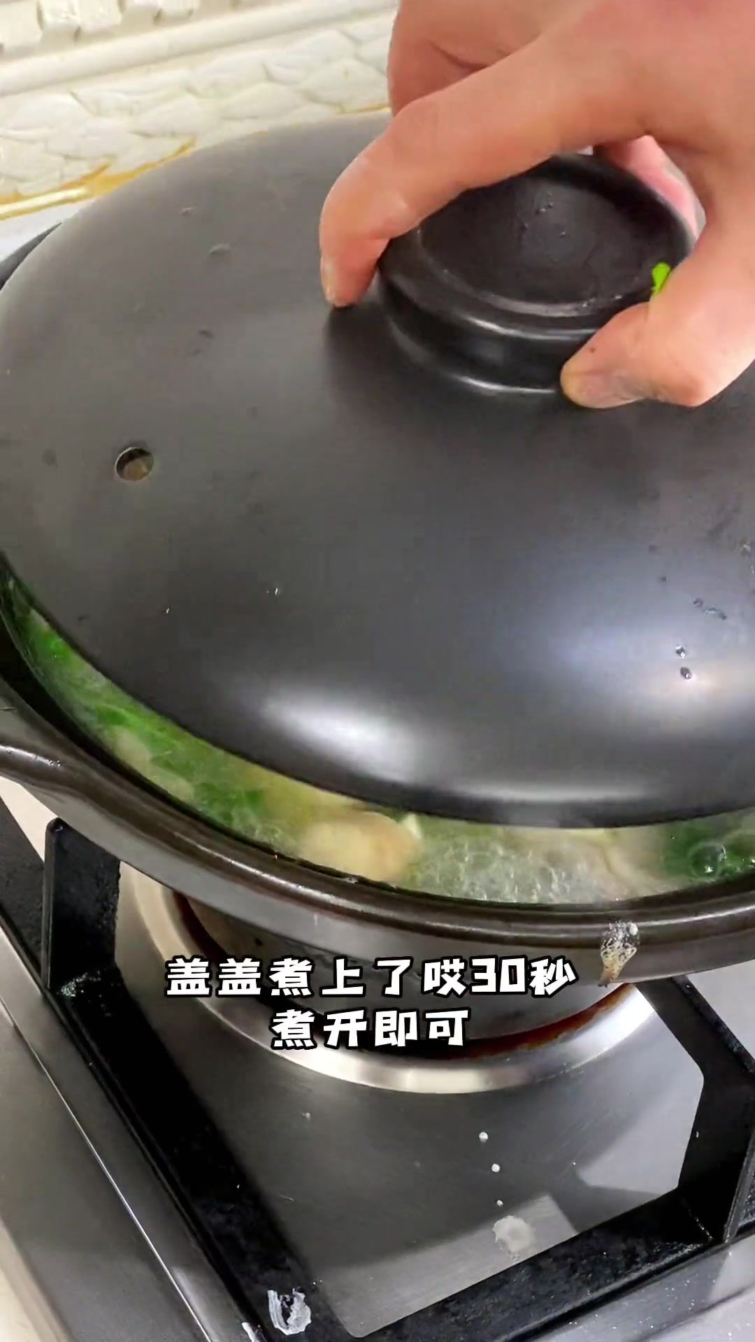 虾仁蘑菇豆腐煲吃来又滑又嫩又鲜,做法简单又好吃