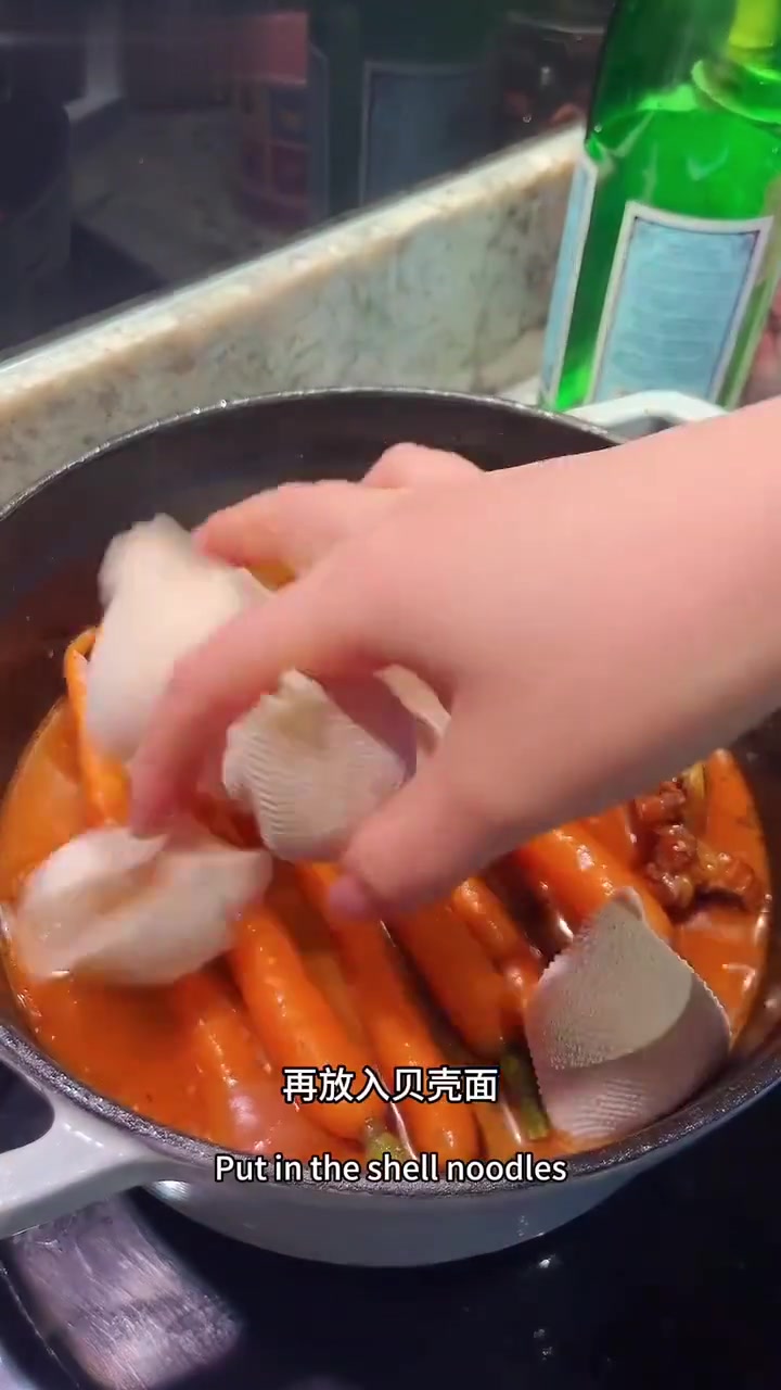 今日餐单:哈密瓜火腿冷盘、红烩牛尾贝壳面、奶油南瓜浓汤