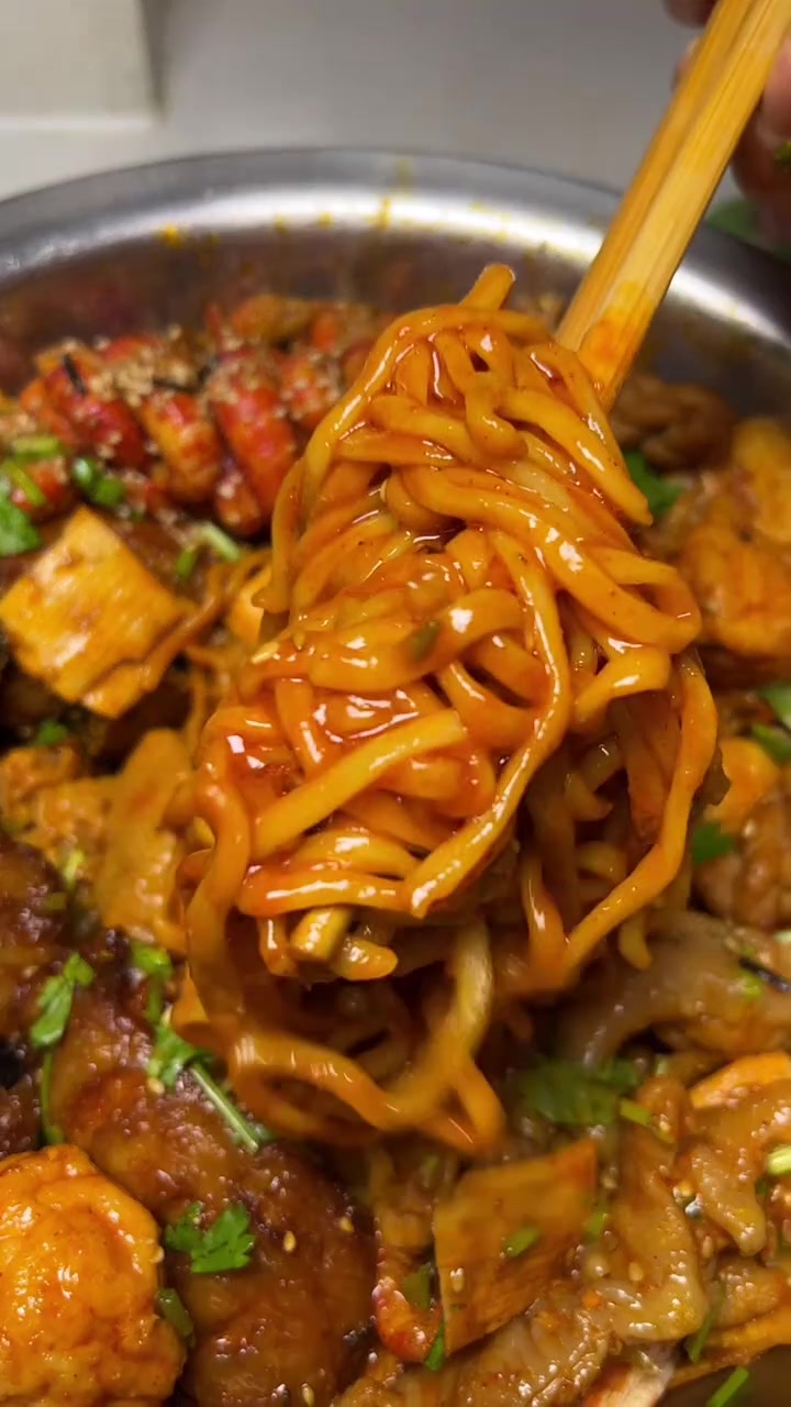 夜宵来上这一份豪华顶级版火鸡面真的是巨过瘾!