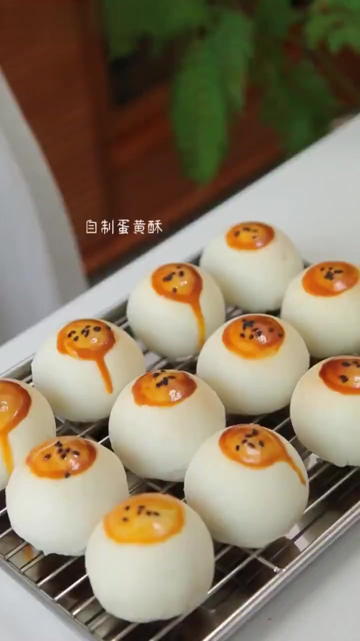 “水光肌”蛋黄酥详细做法:皮薄如纸,一捏就碎