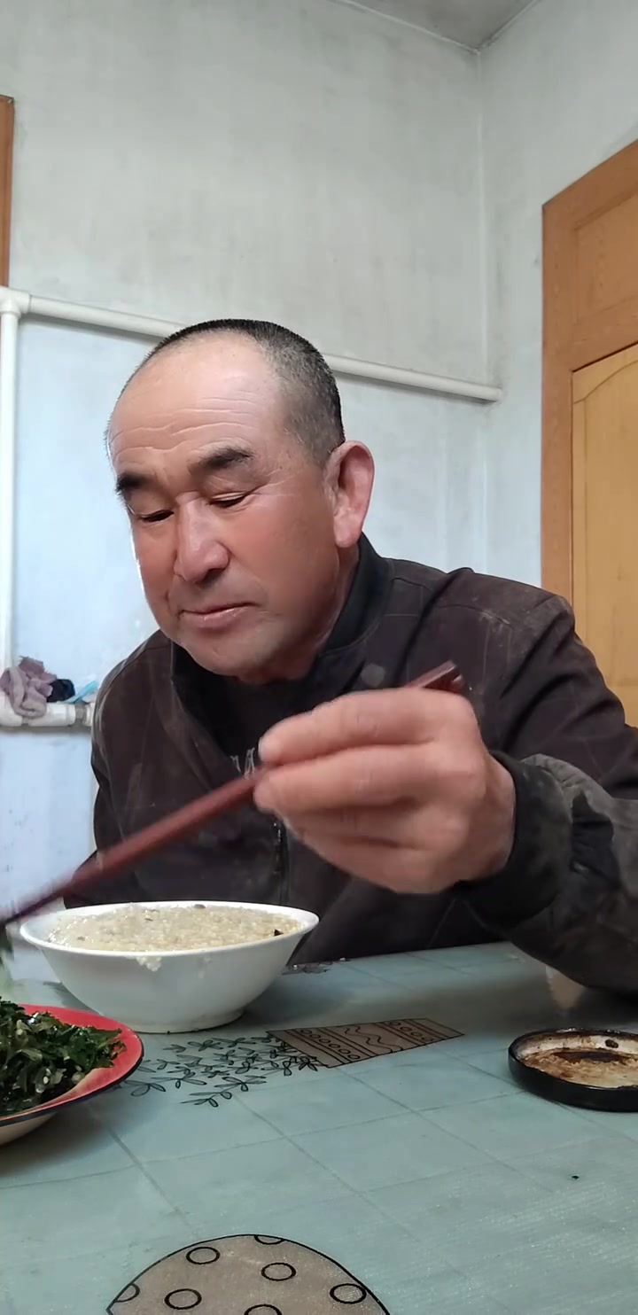 早上挑苦菜做饭,分享独特吃法和感受
