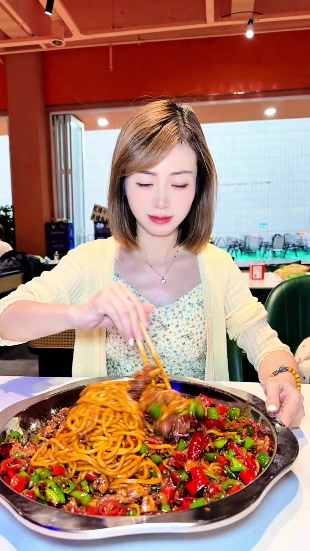 好吃的的辣子鸡拌面就在宝鸡高新荣小姐江湖菜酒馆!
