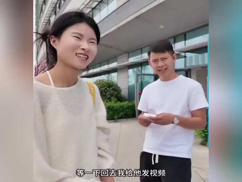 奶茶给阿姨发中秋大礼,阿姨给小芊羽买新衣服
