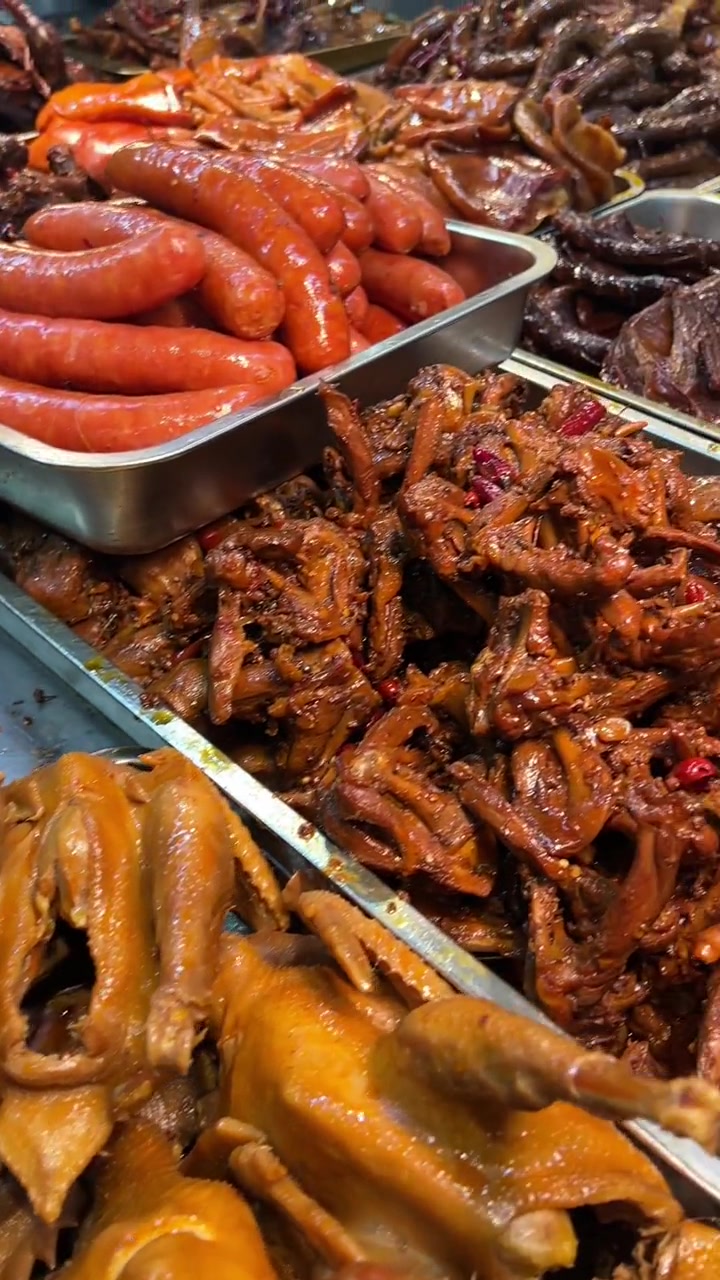 我在武汉做卤菜17年,带徒弟14年,店里有八种口味的卤菜!