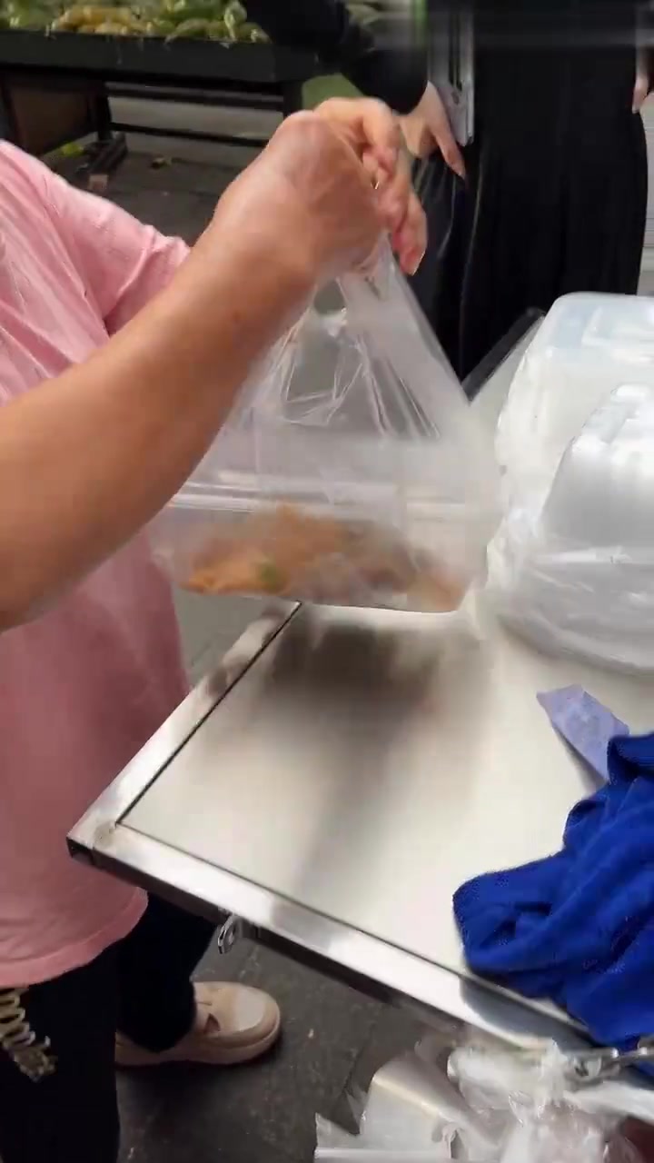 30岁不上班做手撕鸡是一种什么体验,来看看我摆摊的一天是怎样的