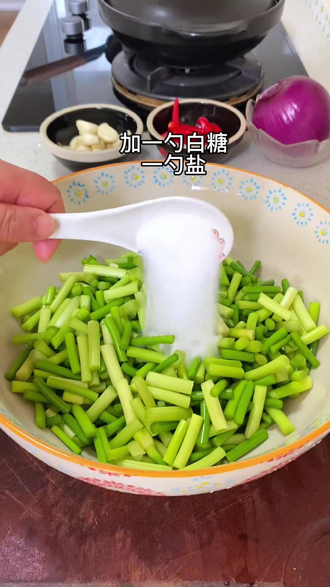 又到了蒜苔便宜又好吃的季节,老妈用了几十年的方法,做法简单好吃又下饭,酸辣脆爽没有蒜的辛辣
