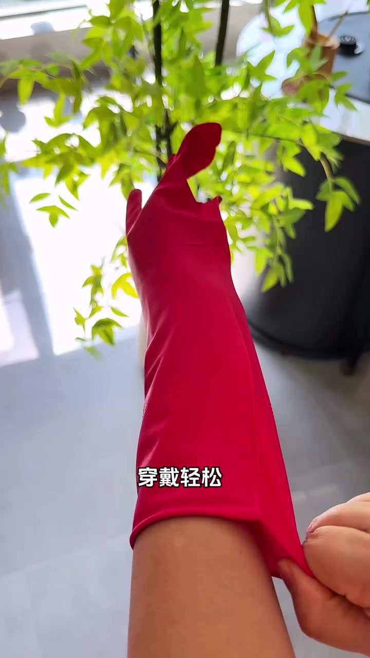 之前用的橡胶手套不光戴起来干活不灵活,而且时间长了还容易发黄变硬有异味,这款我用了两年多的