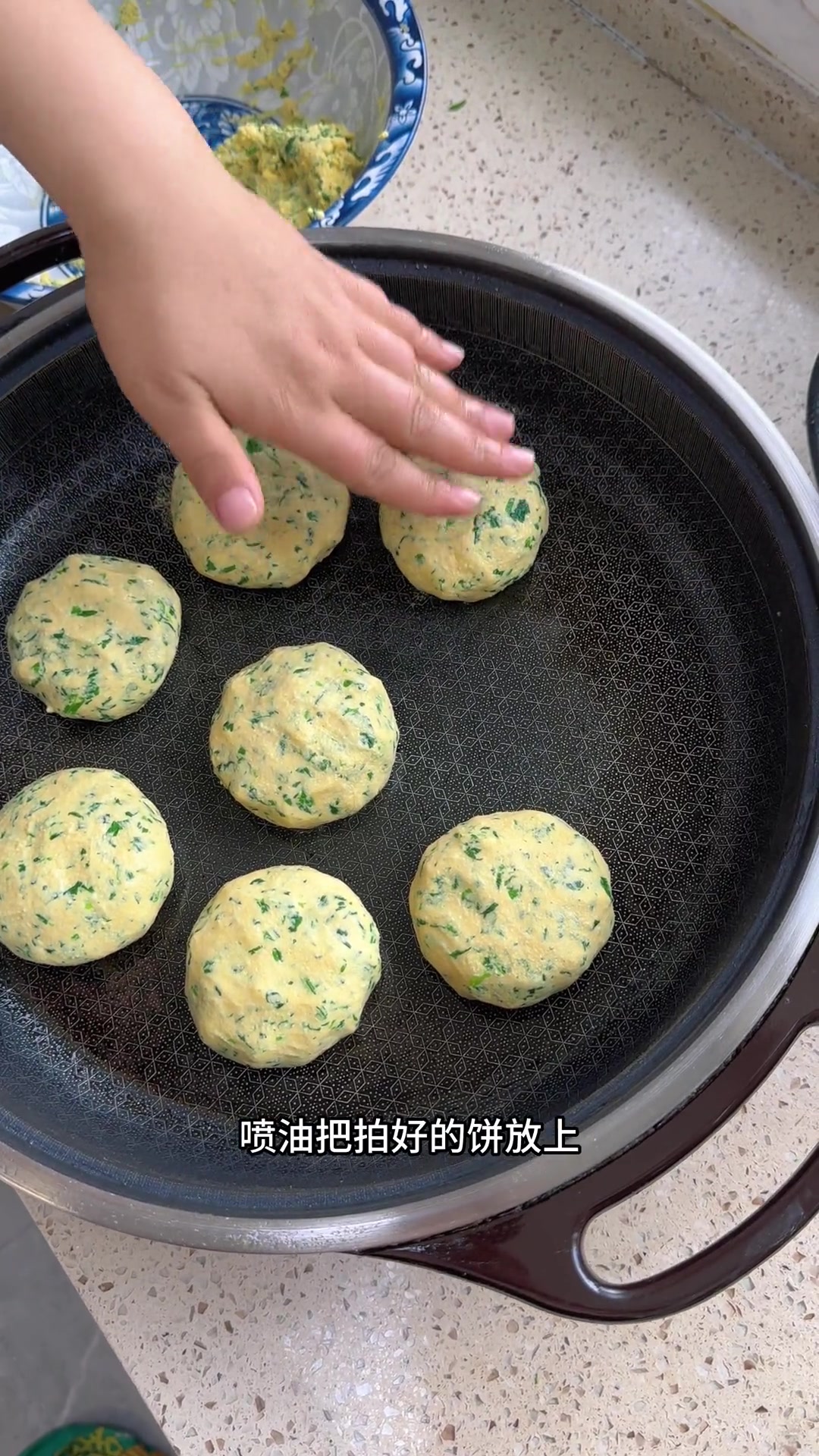 玉米面菜饼子的做法,又香又软,太好吃了