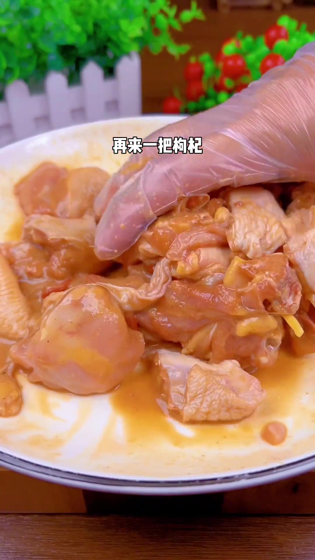 现在正是丝瓜上市的季节,分享一个丝瓜蒸滑鸡的做法,鲜嫩多汁,太好吃啦～