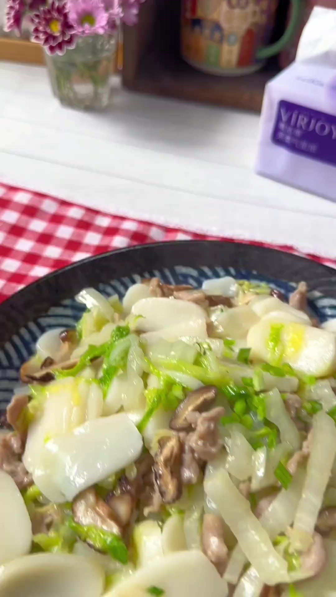 黄芽菜肉丝炒年糕，尽显经典家常味