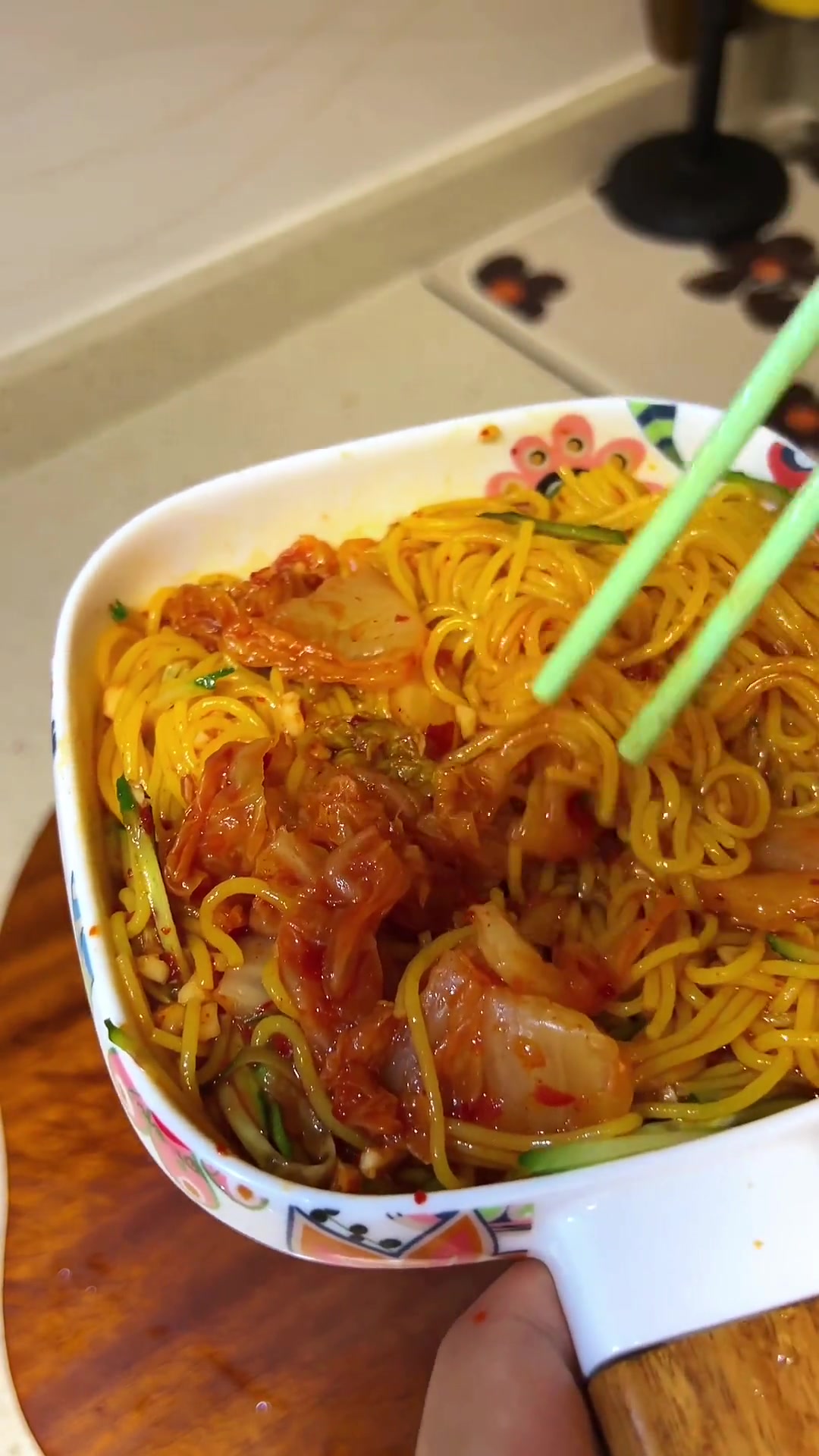 天热没胃口？试试韩式凉拌面，简单又美味！