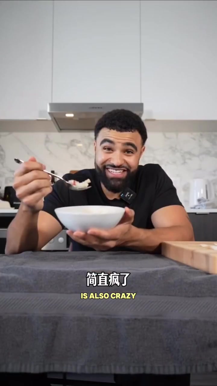 淘金哥尝生鱼沙拉直呼不想吃第二口