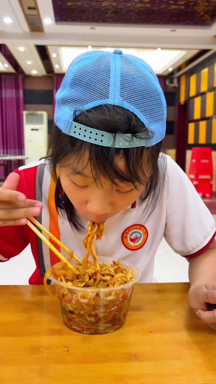 下午放学写作业,吃正宗山西刀削面和大鸭腿