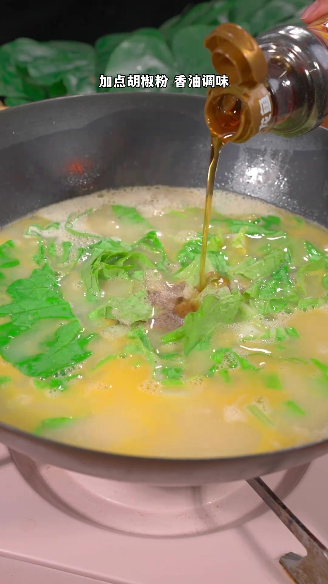 白菜三鲜汤：2个咸鸭蛋1个皮蛋，汤鲜味美