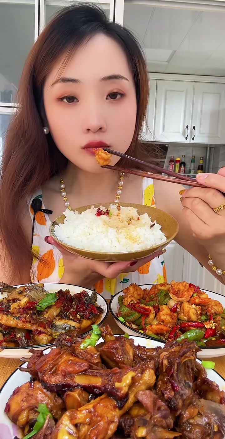 超赞!红烧土鸡香辣虾球鱼肥油,嫩到爆!