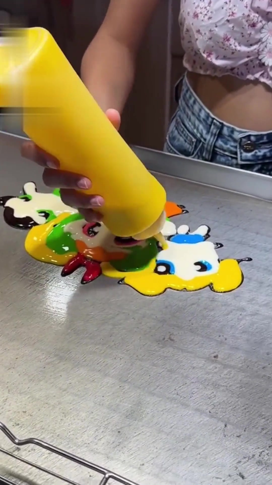 泰国曼谷的卡通煎饼美女摊主