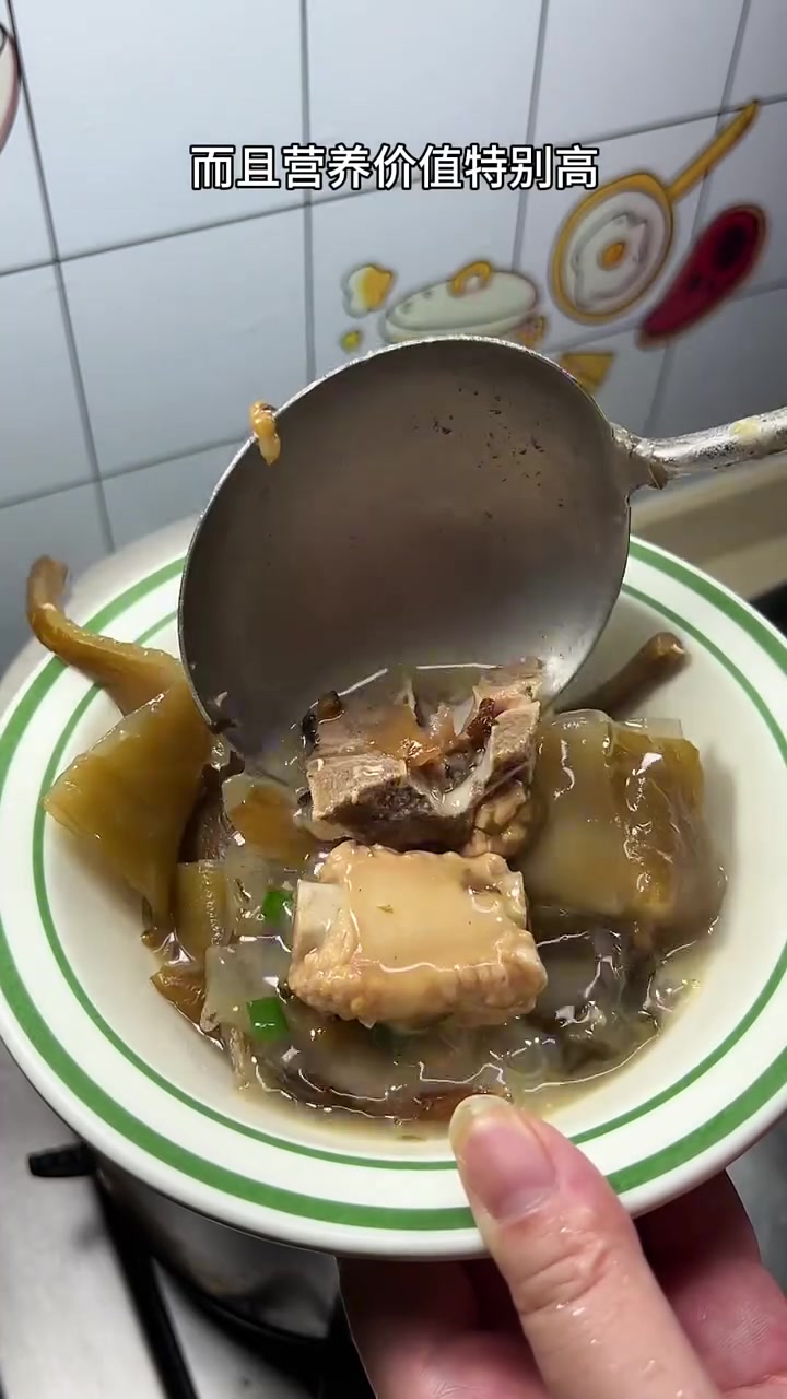 夏天我家爱煲海带头绿豆排骨汤,清凉鲜甜