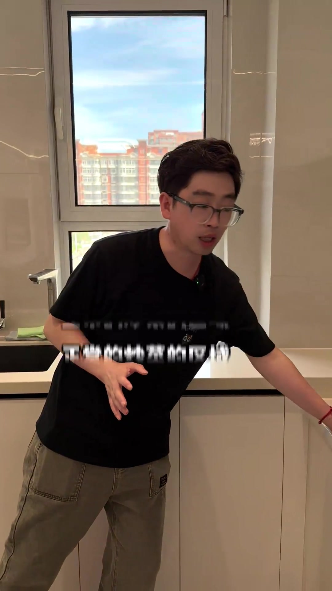 谁懂啊!装了餐厨一体开放式厨房后,做饭都变治愈了 冰箱做了零嵌入式设计,和橱柜齐平超显整洁
