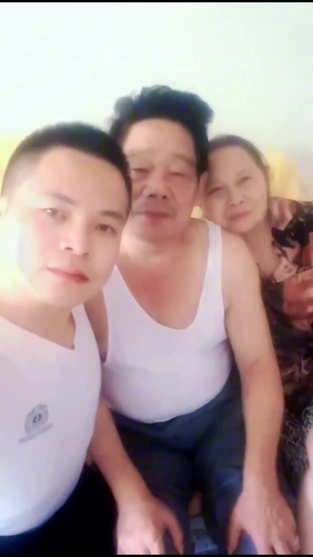生日快乐—写给父亲母亲 作者:龙飞凤 想说的话很多,却不知该怎样去讲?万语千言都无法表达我