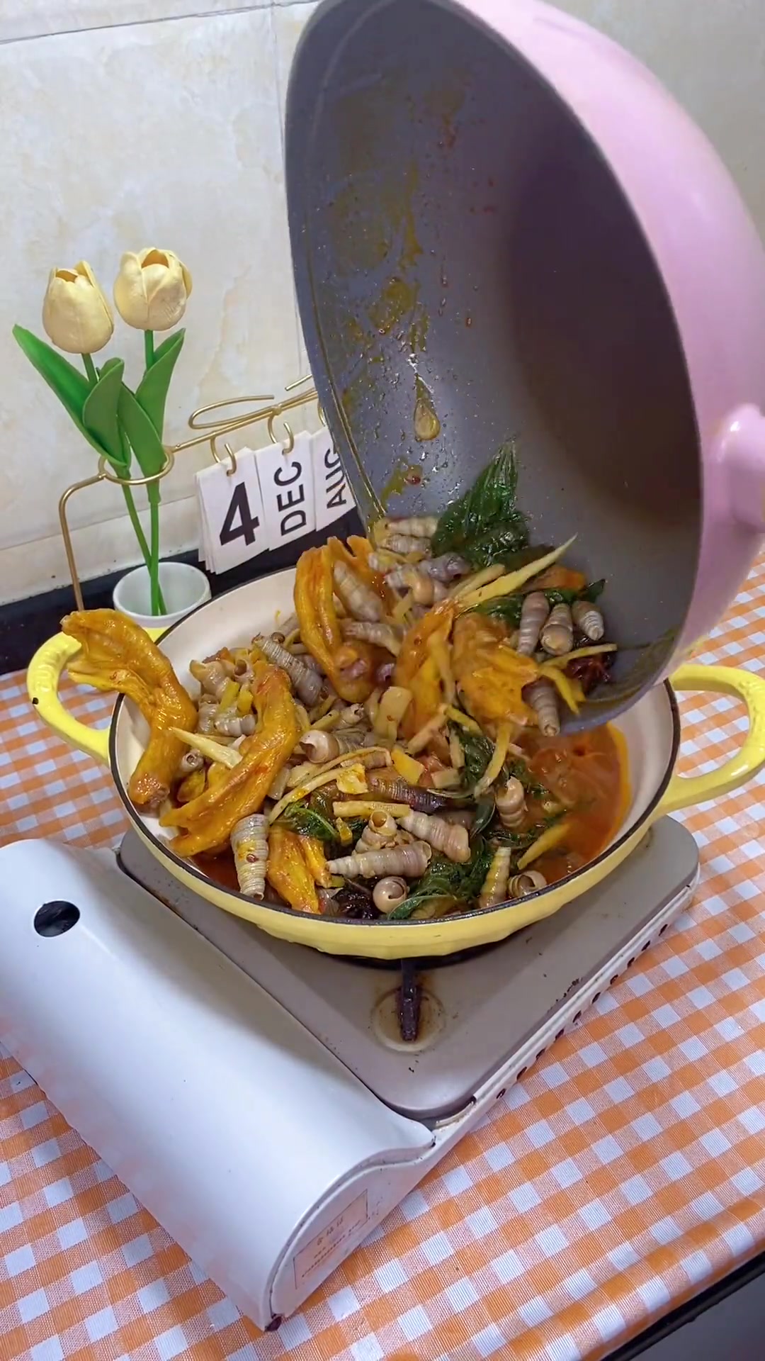 广西特色家庭版田螺鸭脚煲