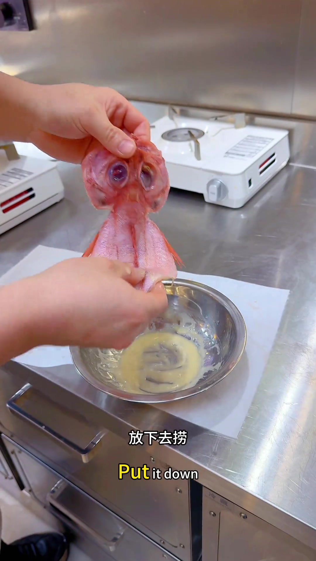 99秒姜焗大眼鸡,99秒就能成熟的一道菜品,姜油与红胡椒的香味交织在一起非常浓郁,鱼肉嫩滑