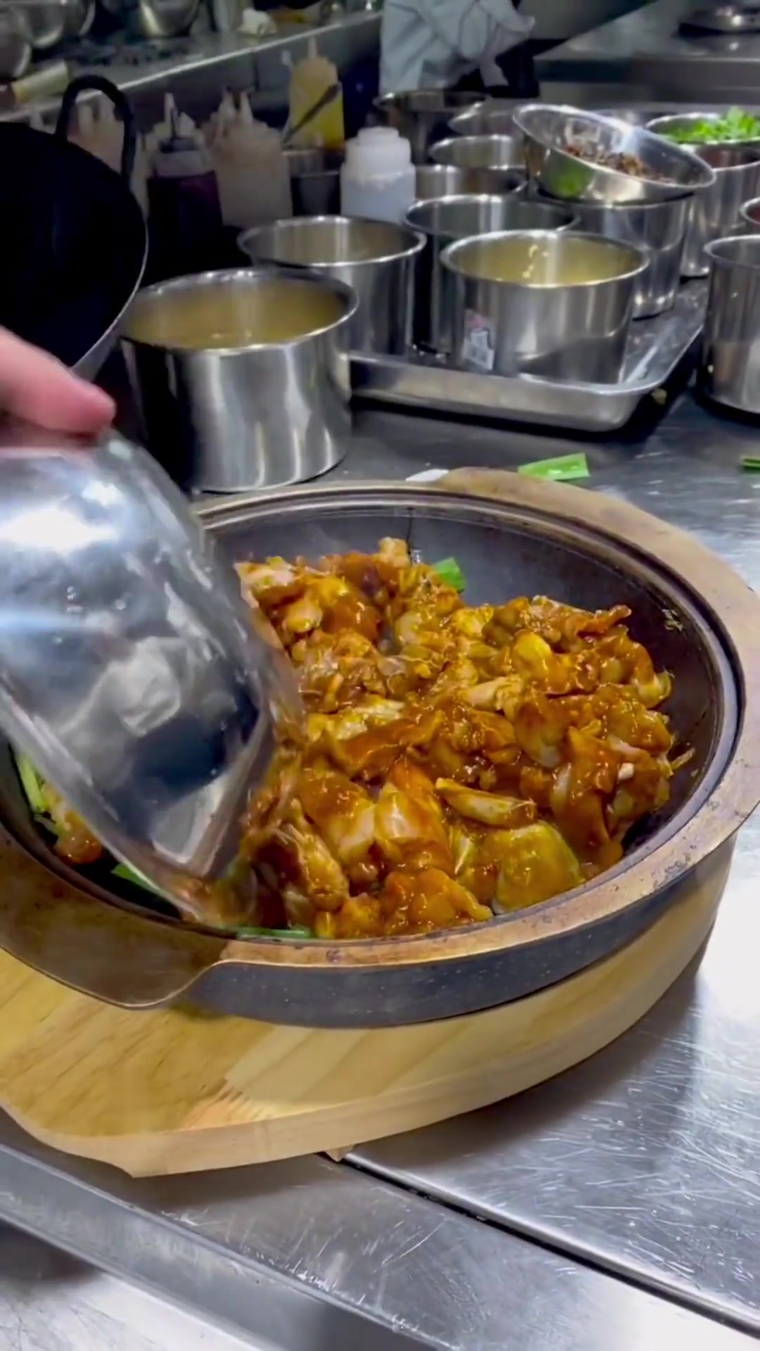本店招牌菜沸腾牛蛙,沸腾的红油!浓香的酱料,撞上鲜嫩爽口的牛蛙,味道独特,麻辣鲜香,特色川