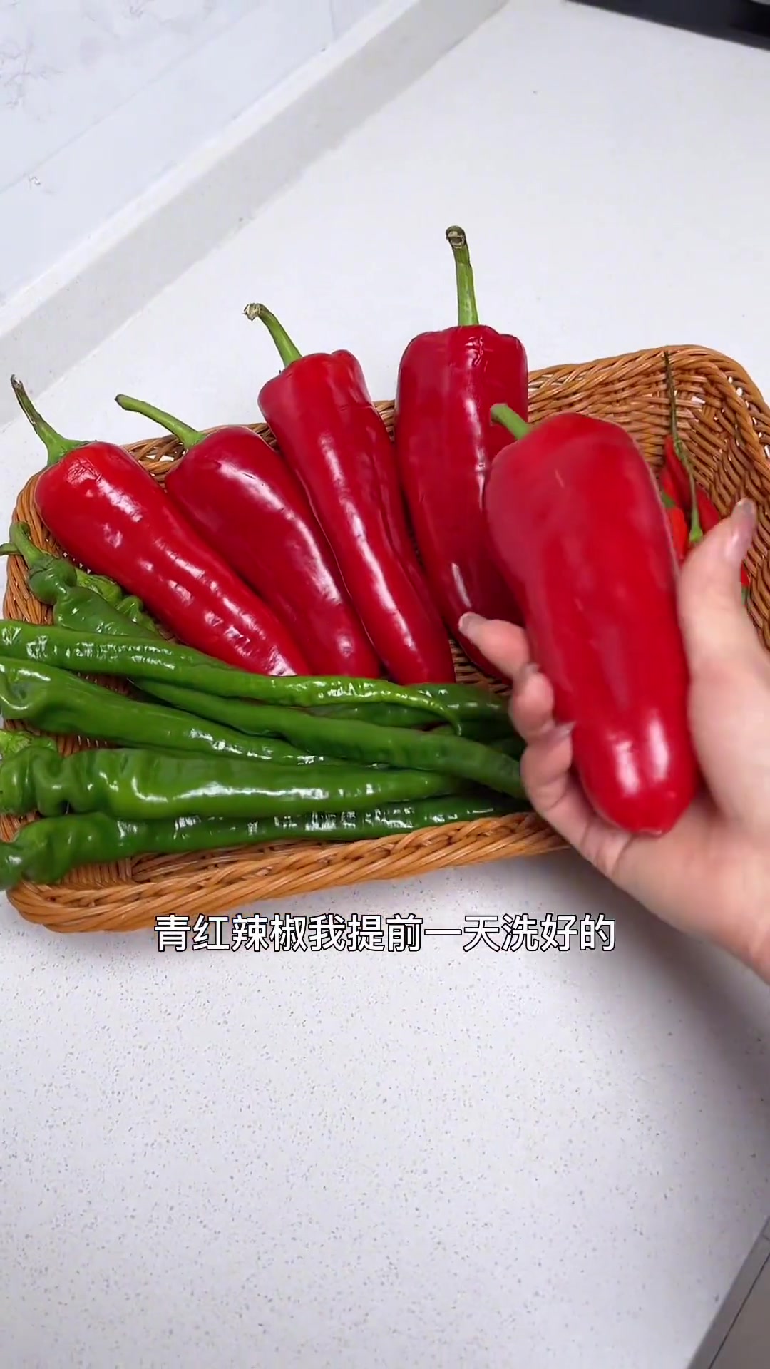 香辣适口的蒜蓉辣酱,做法并不难,夹馍拌饭拌面都好吃,放一年都不坏