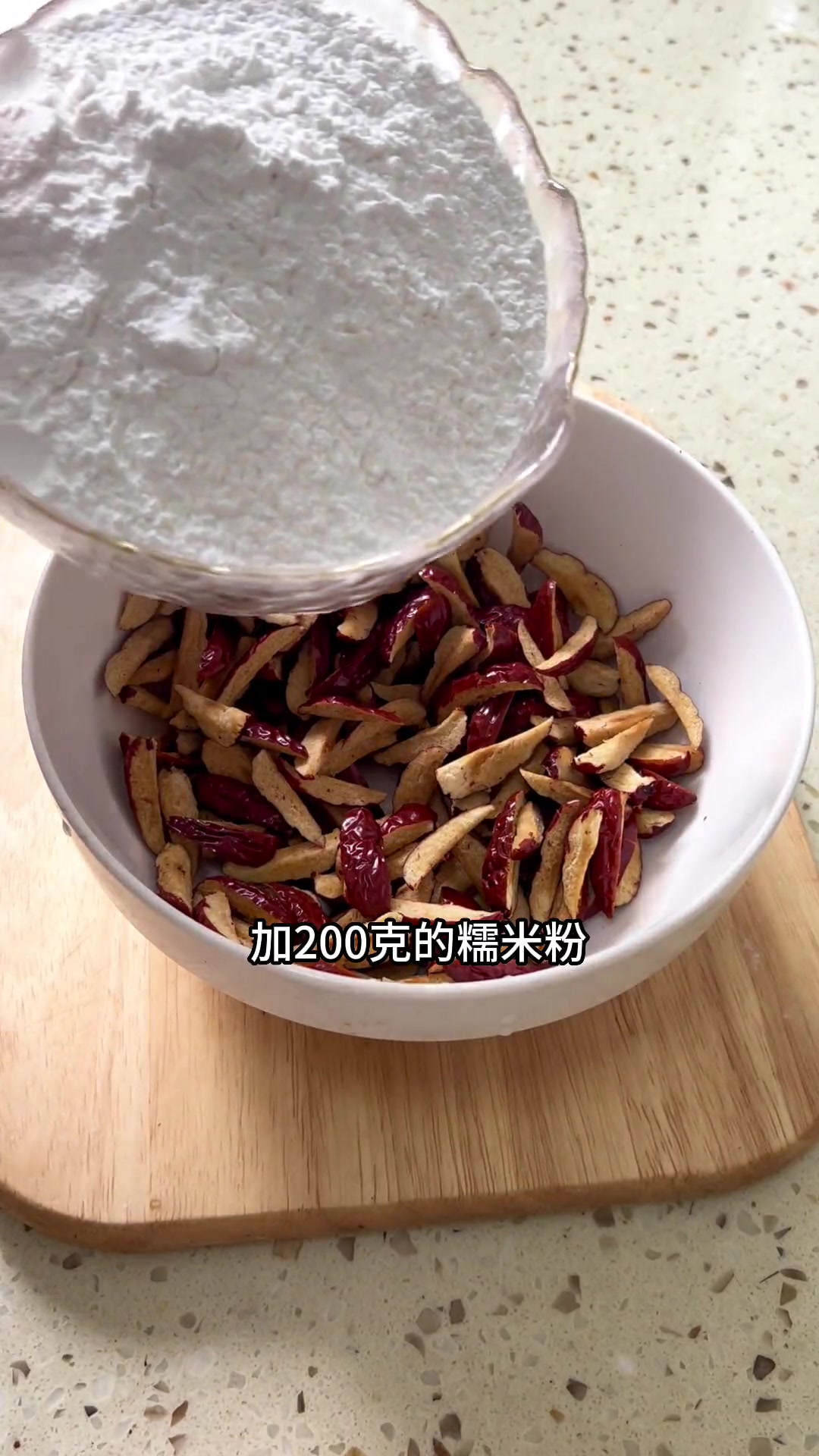 这样做的红枣糯米糕真的巨巨巨好吃，一口下去软糯香甜，做法超简单