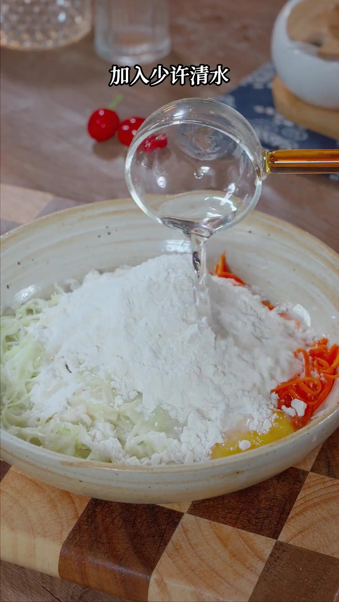 包菜胡萝卜加煎饼粉,这蔬菜煎饼做法绝了!