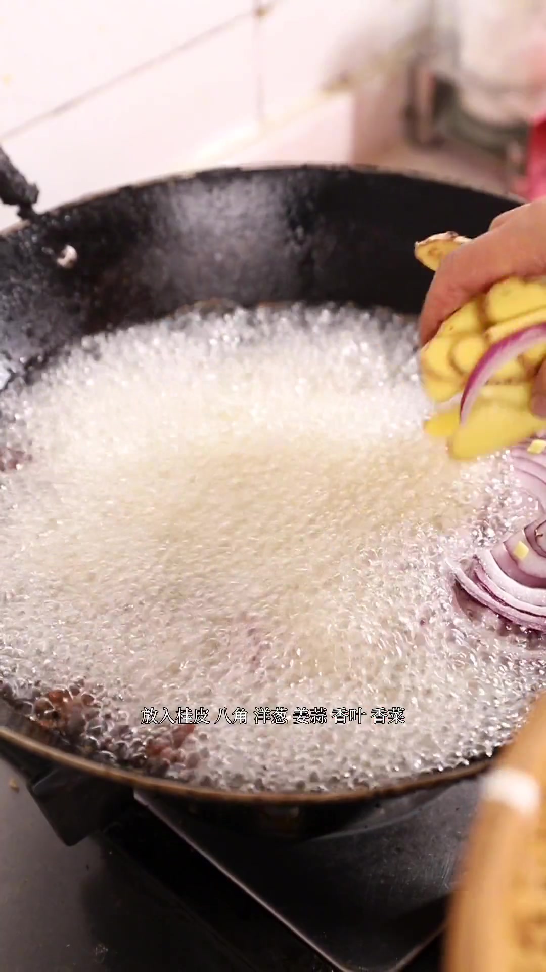 几步搞定秘制辣椒香油，拌菜拌面超香