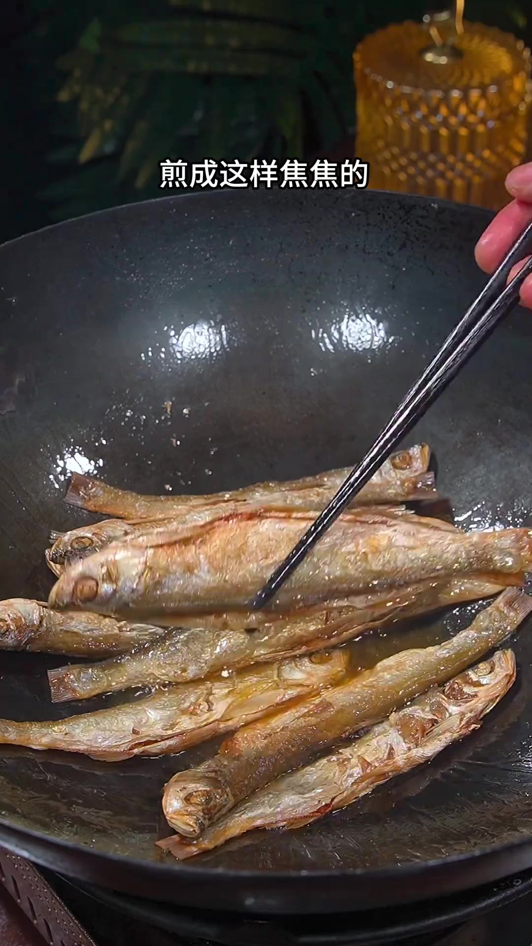 试试这道辣椒炒河鱼,酥烂入味