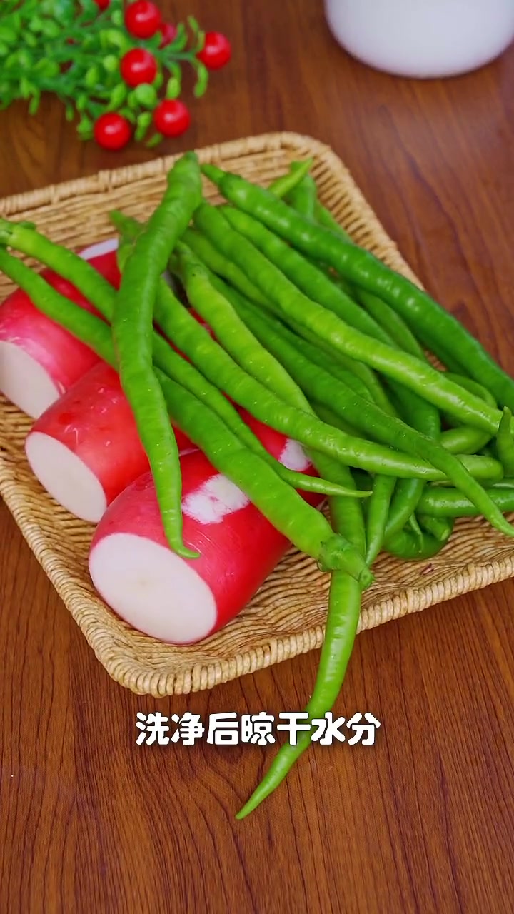 泡菜的做法有很多,但要做好吃还不生花变软,你要看看四川泡菜的这个做法