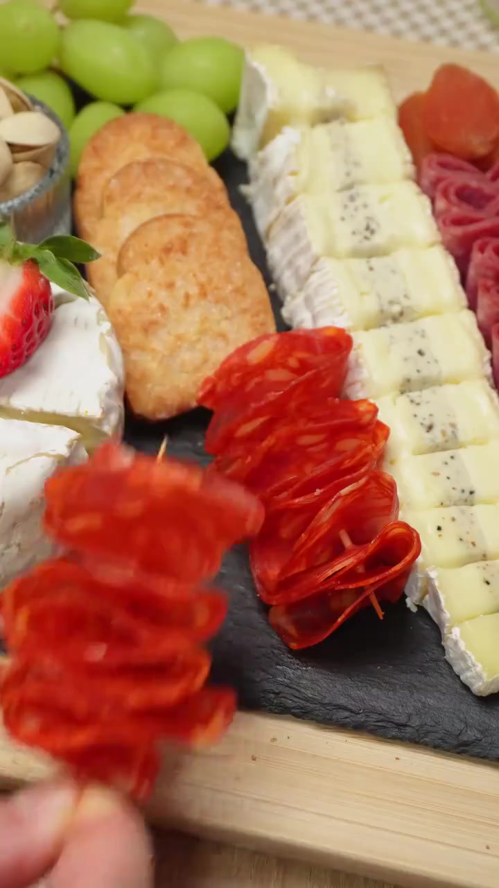 一人独酌奶酪拼盘奶油鸡肉蘑菇浓汤